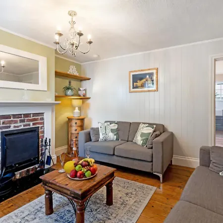 2 Bedrooms Stunning Westgate Cottage Retreat, Central Winchester, Free On-Street Parking Permit, With Garden Close To Cathedral - Sleeps 6, Pets Are Welcome, Summer Special Offer! - By Blue Puffin Stays Exterior photo