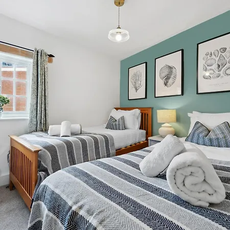 2 Bedrooms Stunning Westgate Cottage Retreat, Central Winchester, Free On-Street Parking Permit, With Garden Close To Cathedral - Sleeps 6, Pets Are Welcome, Summer Special Offer! - By Blue Puffin Stays Exterior foto