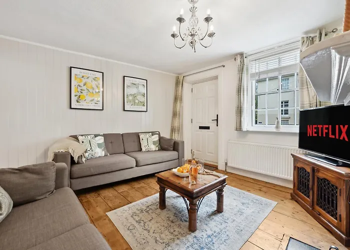 2 Bedrooms Stunning Westgate Cottage Retreat, Central Winchester, Free On-Street Parking Permit, With Garden Close To Cathedral - Sleeps 6, Pets Are Welcome, Summer Special Offer! - By Blue Puffin Stays