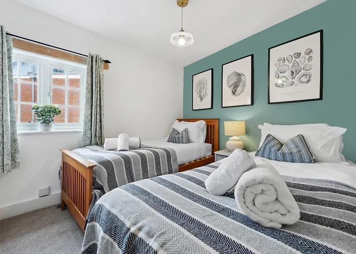 2 Bedrooms Stunning Westgate Cottage Retreat, Central Winchester, Free On-Street Parking Permit, With Garden Close To Cathedral - Sleeps 6, Pets Are Welcome, Summer Special Offer! - By Blue Puffin Stays