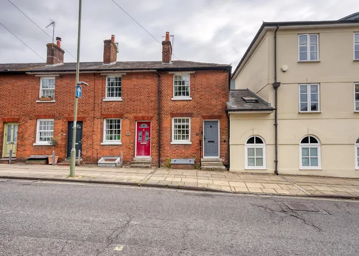2 Bedrooms Stunning Westgate Cottage Retreat, Central Winchester, Free On-Street Parking Permit, With Garden Close To Cathedral - Sleeps 6, Pets Are Welcome, Summer Special Offer! - By Blue Puffin Stays