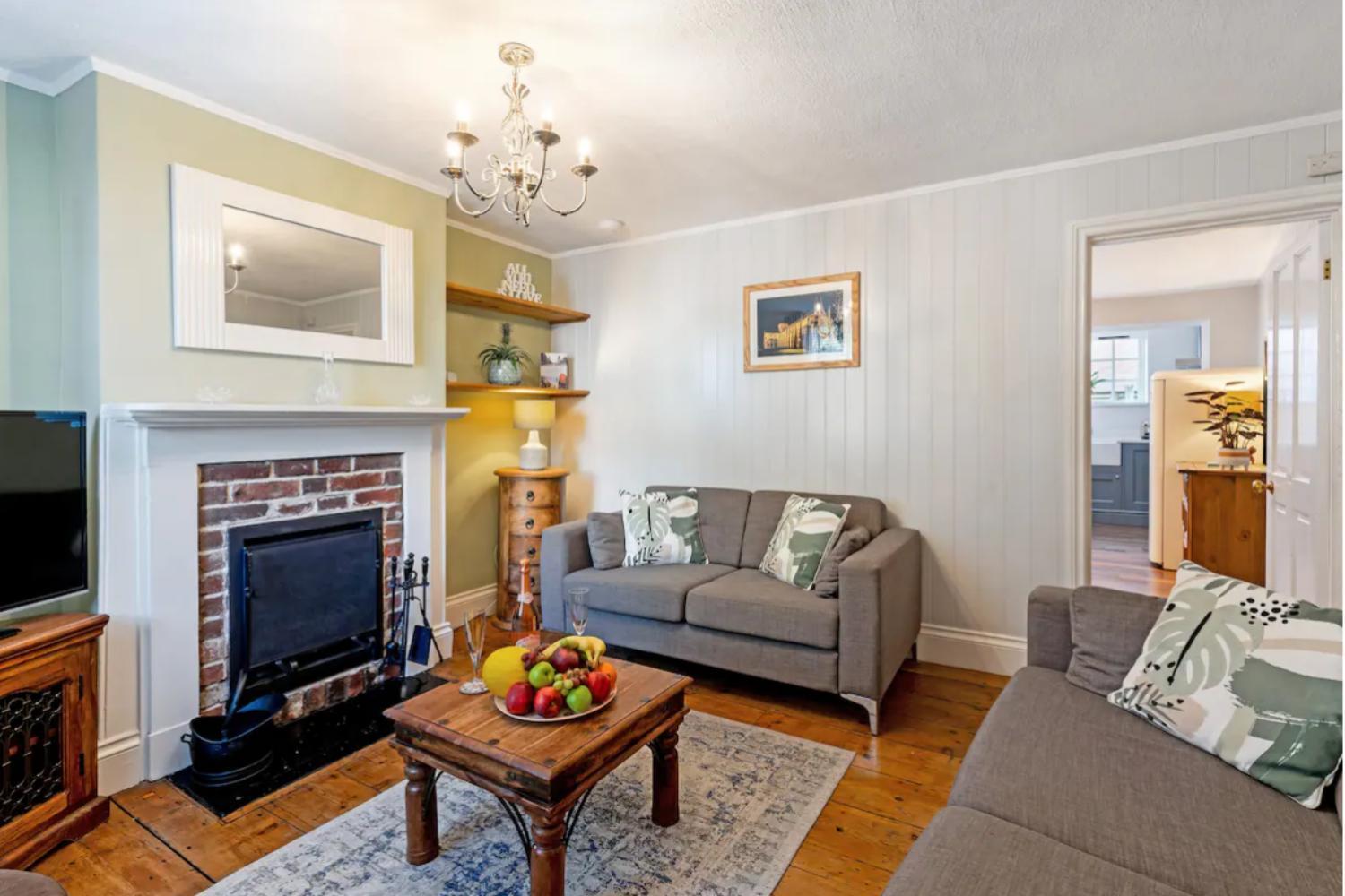 2 Bedrooms Stunning Westgate Retreat, Winchester, Free On-street Parking Permit, With Garden Close To Cathedral - Sleeps 6, Pets Are Welcome, Summer Special Offer! - By Blue Puffin *