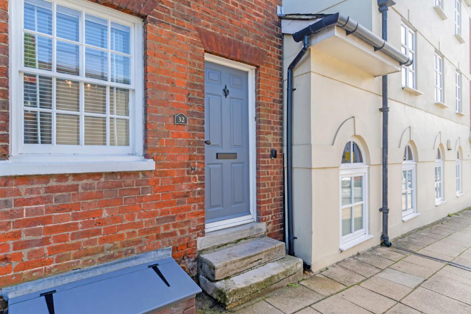 Holiday home 2 Bedrooms Stunning Westgate Retreat, Winchester, Free On-street Parking Permit, With Garden Close To Cathedral - Sleeps 6, Pets Are Welcome, Summer Special Offer! - By Blue Puffin *