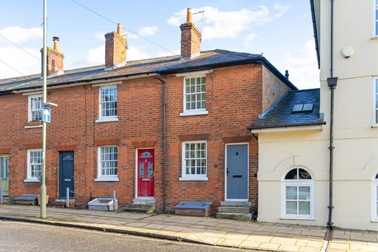 2 Bedrooms Stunning Westgate Retreat, Winchester, Free On-street Parking Permit, With Garden Close To Cathedral - Sleeps 6, Pets Are Welcome, Summer Special Offer! - By Blue Puffin *