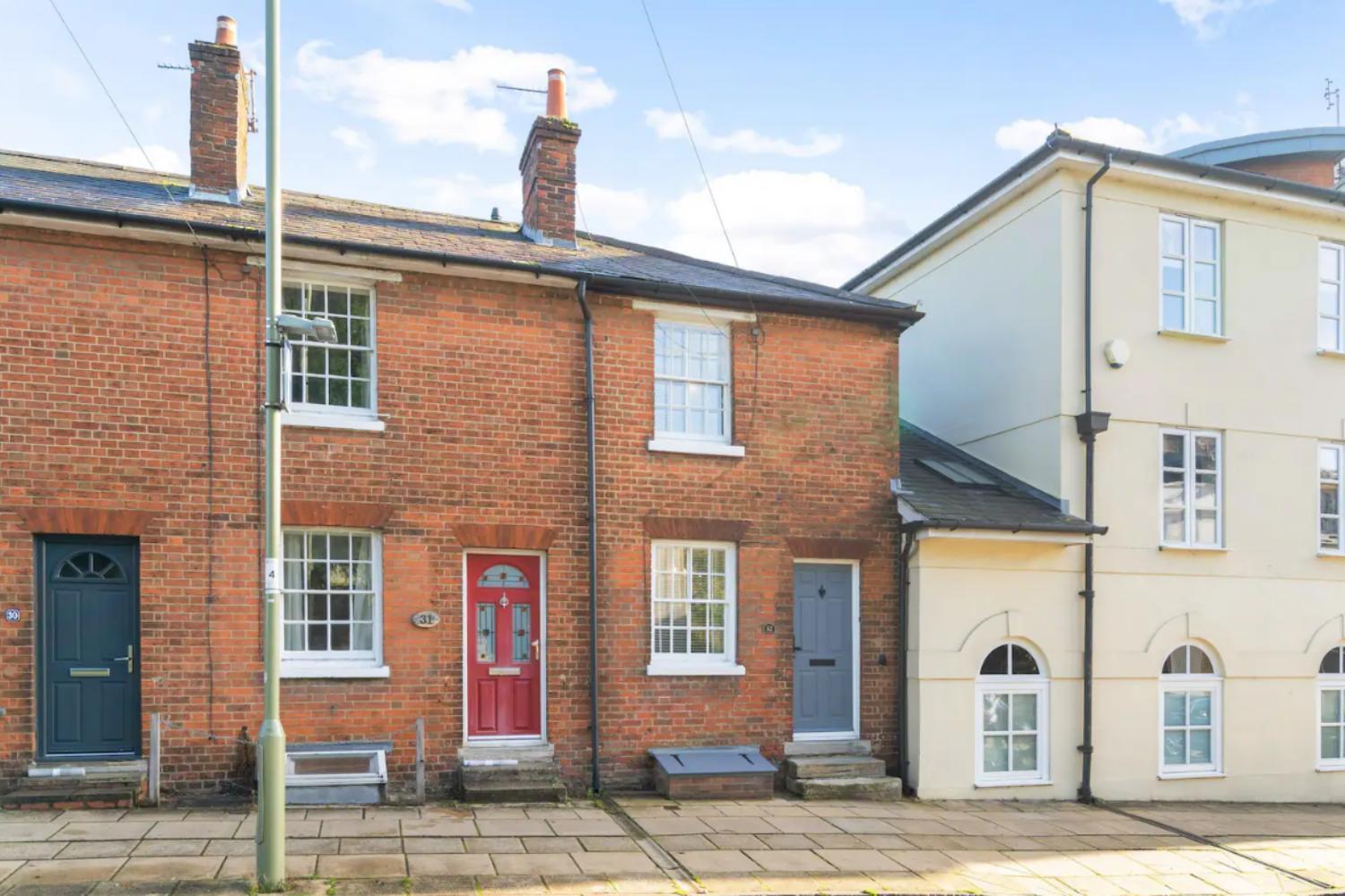 2 Bedrooms Stunning Westgate Retreat, Winchester, Free On-street Parking Permit, With Garden Close To Cathedral - Sleeps 6, Pets Are Welcome, Summer Special Offer! - By Blue Puffin