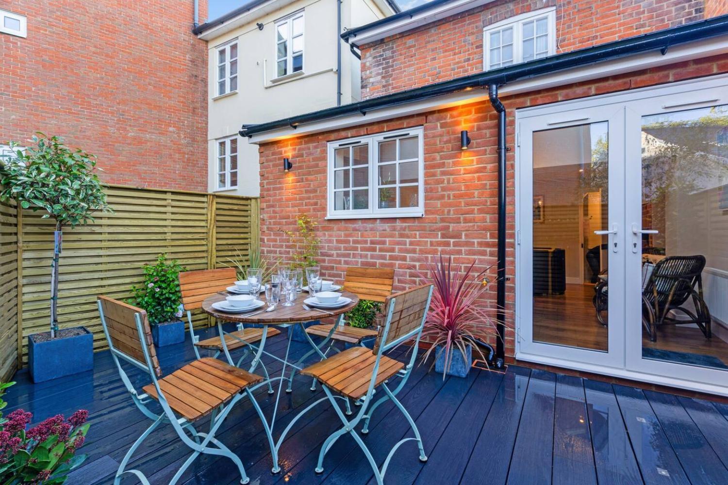 2 Bedrooms Stunning Westgate Retreat, Winchester, Free On-street Parking Permit, With Garden Close To Cathedral - Sleeps 6, Pets Are Welcome, Summer Special Offer! - By Blue Puffin