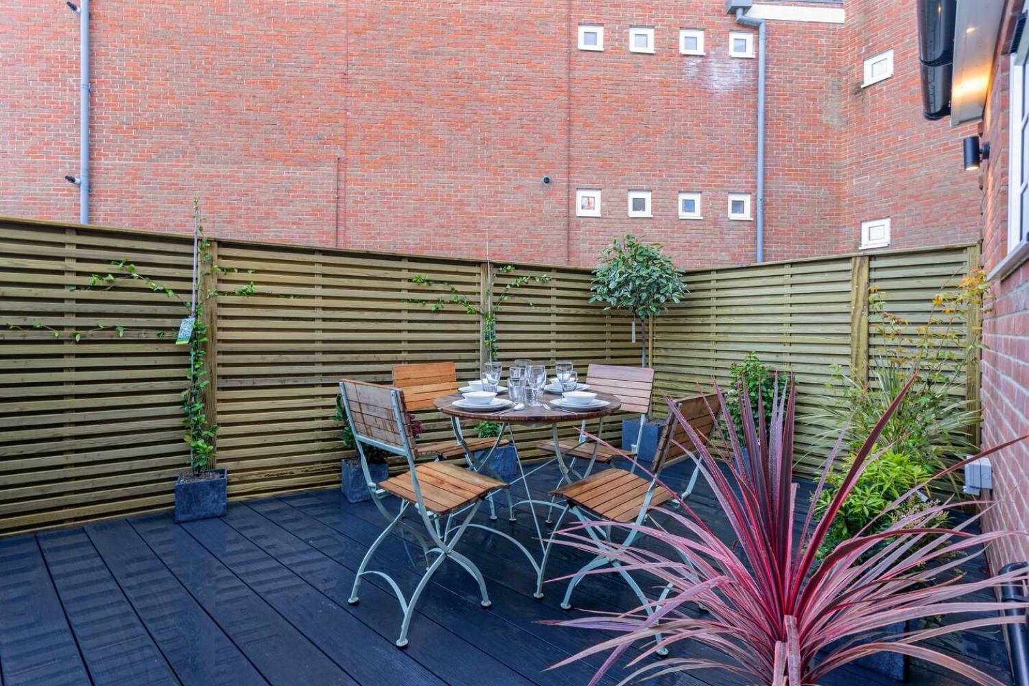 Holiday home 2 Bedrooms Stunning Westgate Retreat, Winchester, Free On-street Parking Permit, With Garden Close To Cathedral - Sleeps 6, Pets Are Welcome, Summer Special Offer! - By Blue Puffin *