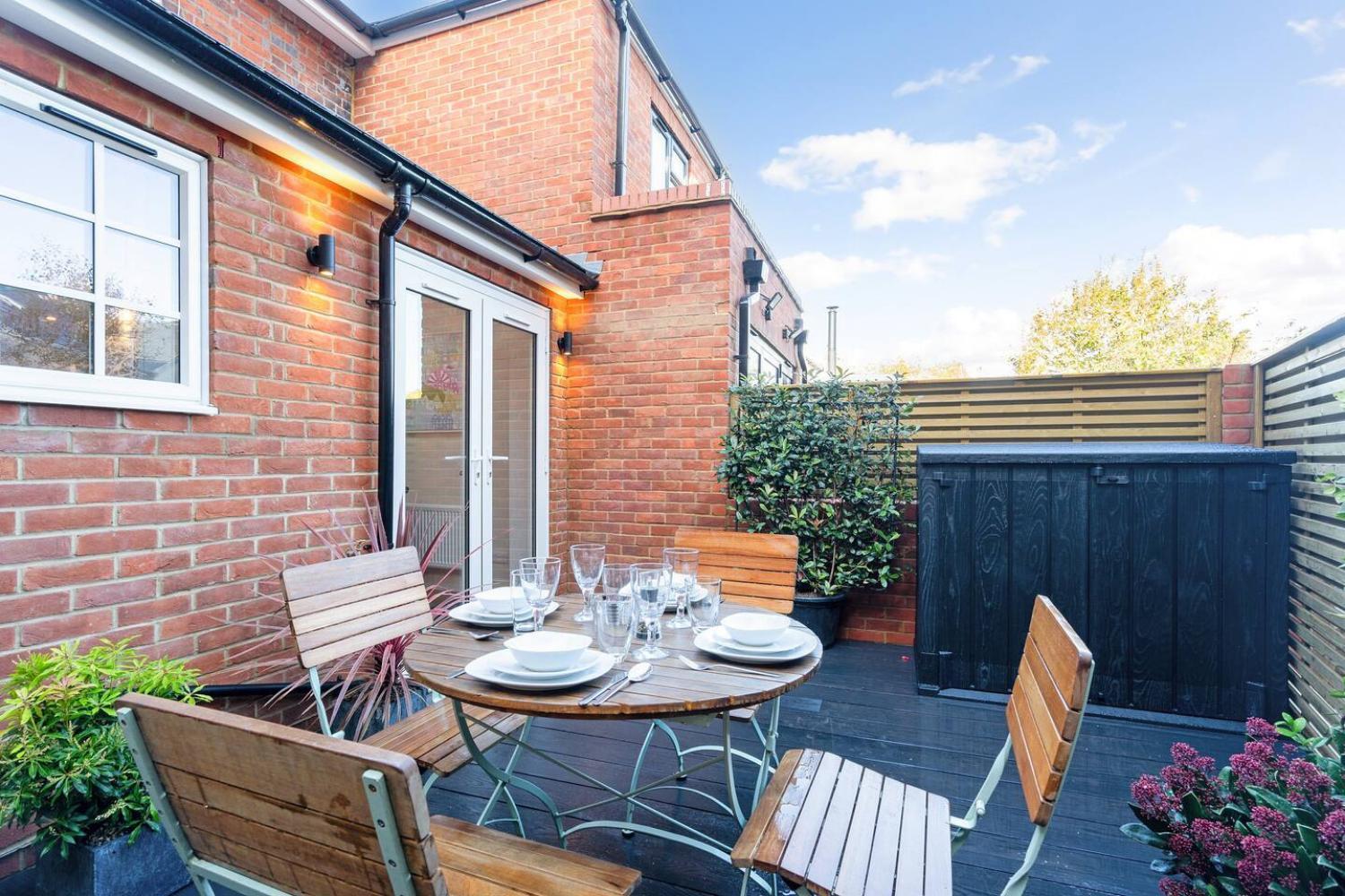 2 Bedrooms Stunning Westgate Retreat, Winchester, Free On-street Parking Permit, With Garden Close To Cathedral - Sleeps 6, Pets Are Welcome, Summer Special Offer! - By Blue Puffin Holiday home Winchester