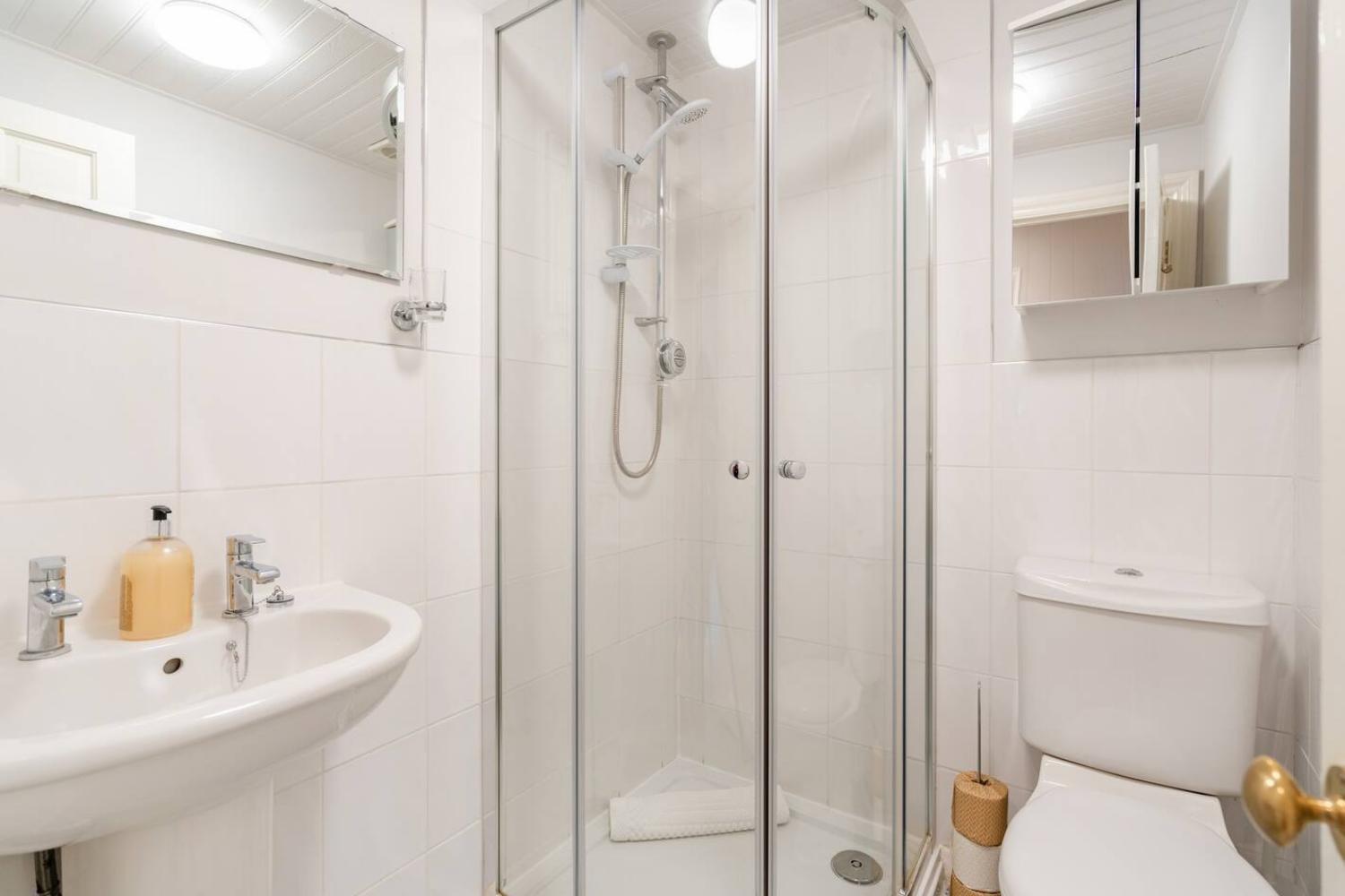 2 Bedrooms Stunning Westgate Retreat, Winchester, Free On-street Parking Permit, With Garden Close To Cathedral - Sleeps 6, Pets Are Welcome, Summer Special Offer! - By Blue Puffin Winchester