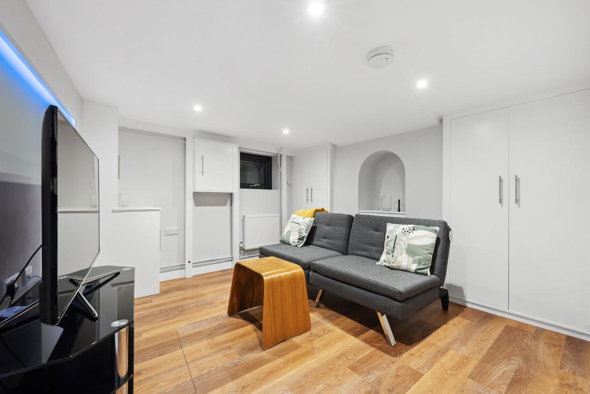 Holiday home 2 Bedrooms Stunning Westgate Retreat, Winchester, Free On-street Parking Permit, With Garden Close To Cathedral - Sleeps 6, Pets Are Welcome, Summer Special Offer! - By Blue Puffin Winchester