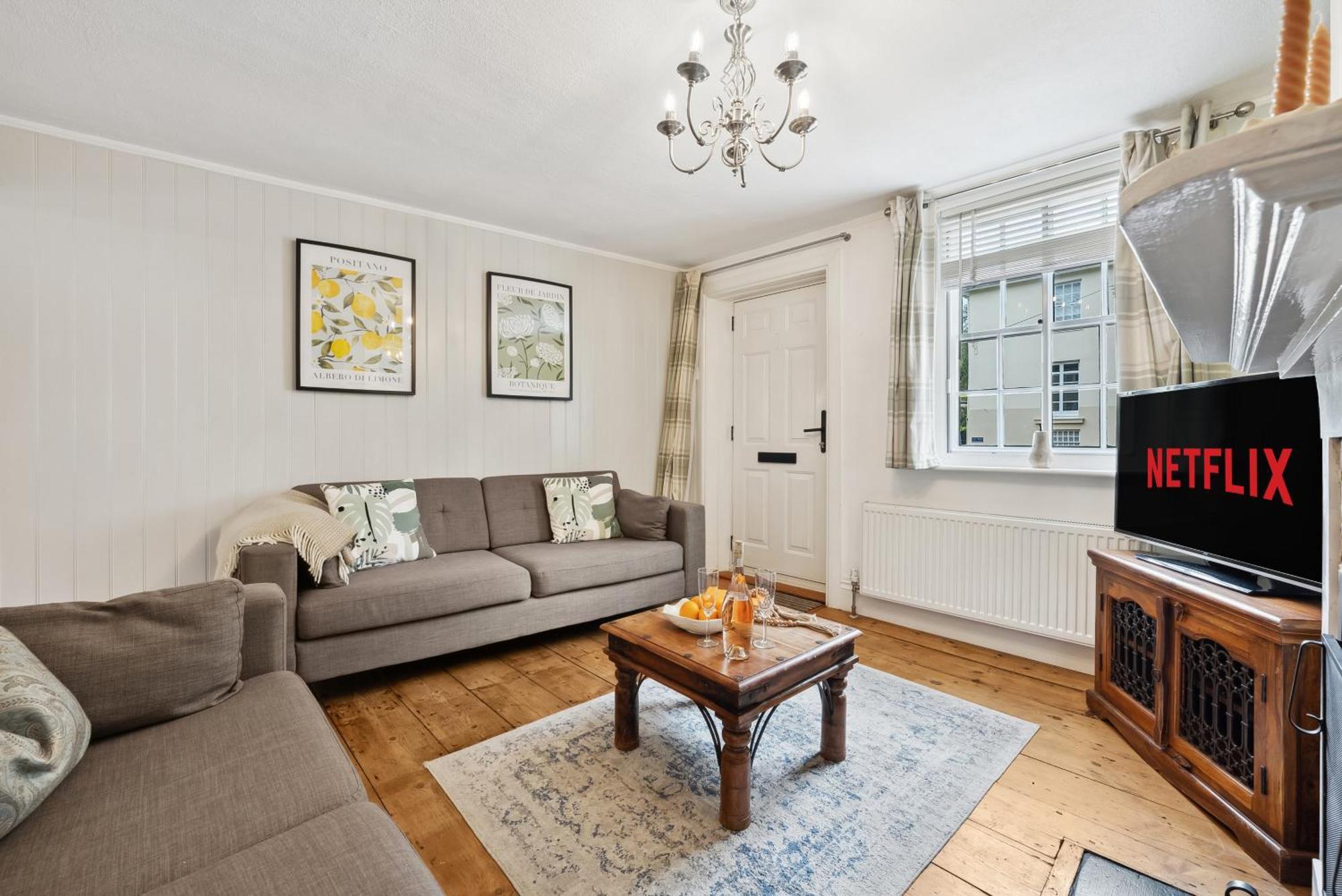 2 Bedrooms Stunning Westgate Retreat, Winchester, Free On-street Parking Permit, With Garden Close To Cathedral - Sleeps 6, Pets Are Welcome, Summer Special Offer! - By Blue Puffin *