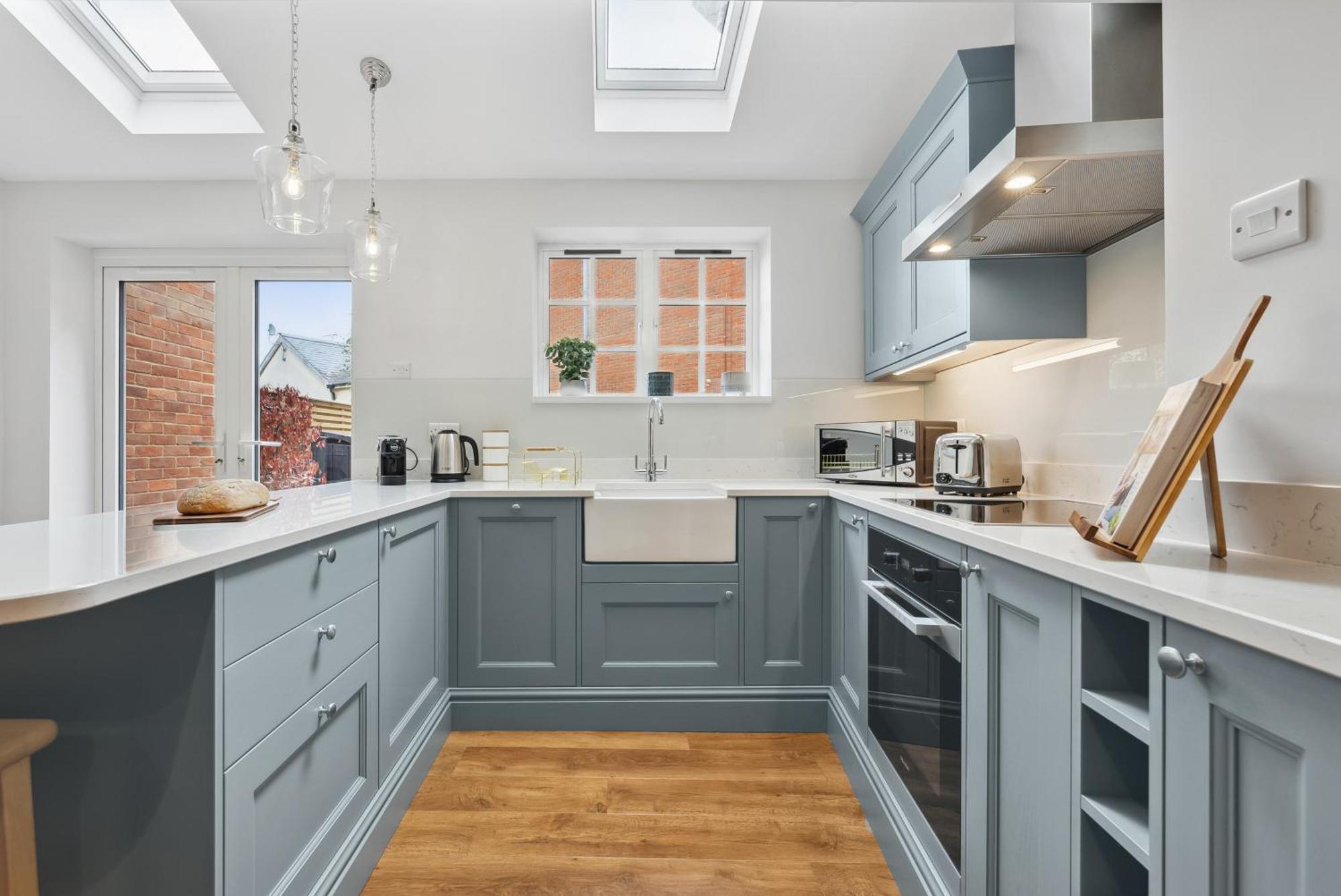 2 Bedrooms Stunning Westgate Retreat, Winchester, Free On-street Parking Permit, With Garden Close To Cathedral - Sleeps 6, Pets Are Welcome, Summer Special Offer! - By Blue Puffin