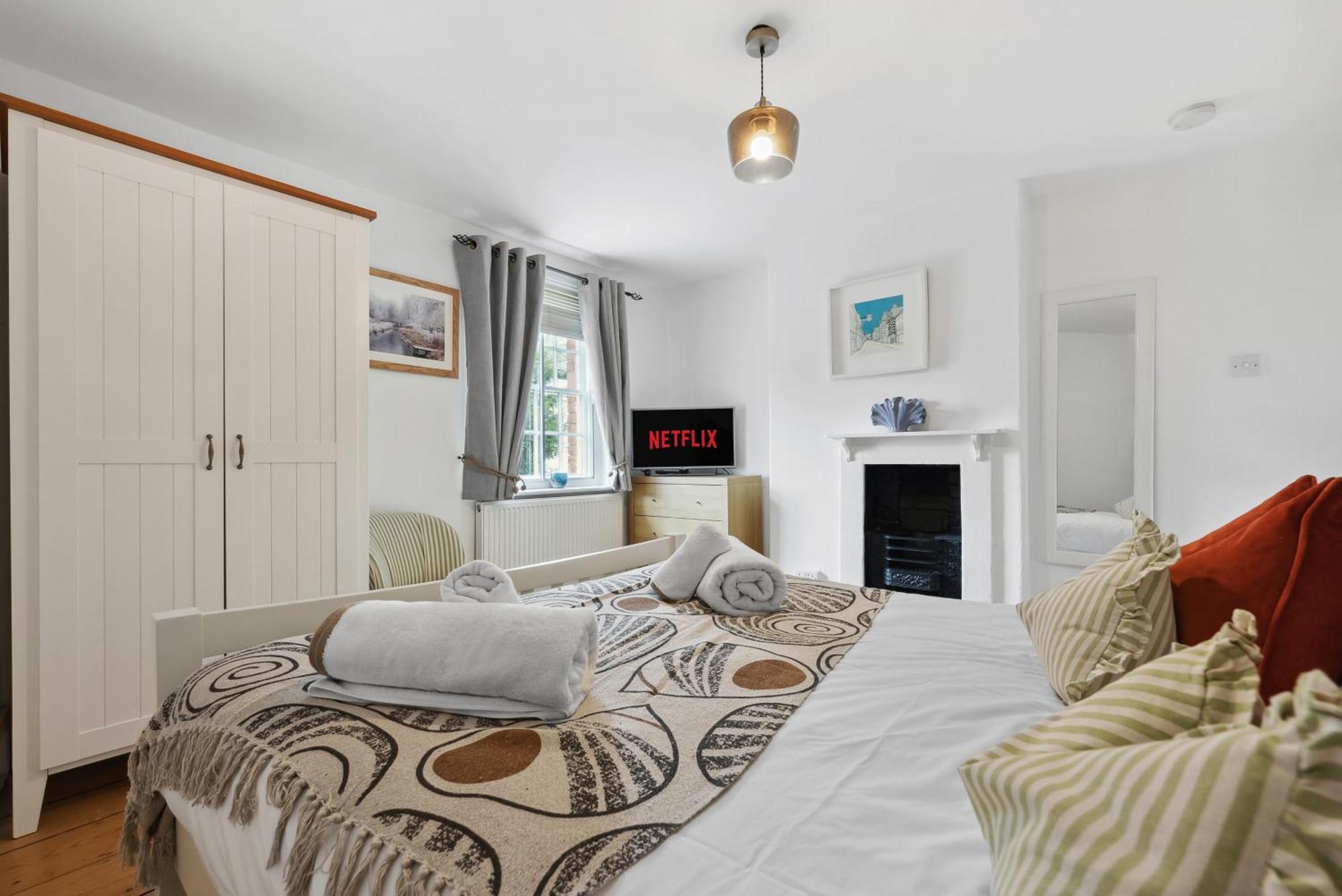 Holiday home 2 Bedrooms Stunning Westgate Retreat, Winchester, Free On-street Parking Permit, With Garden Close To Cathedral - Sleeps 6, Pets Are Welcome, Summer Special Offer! - By Blue Puffin Winchester