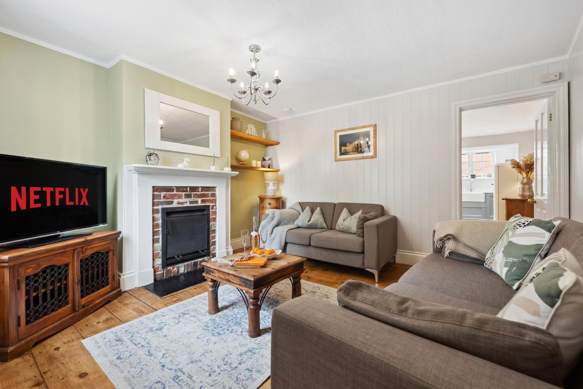2 Bedrooms Stunning Westgate Retreat, Winchester, Free On-street Parking Permit, With Garden Close To Cathedral - Sleeps 6, Pets Are Welcome, Summer Special Offer! - By Blue Puffin *