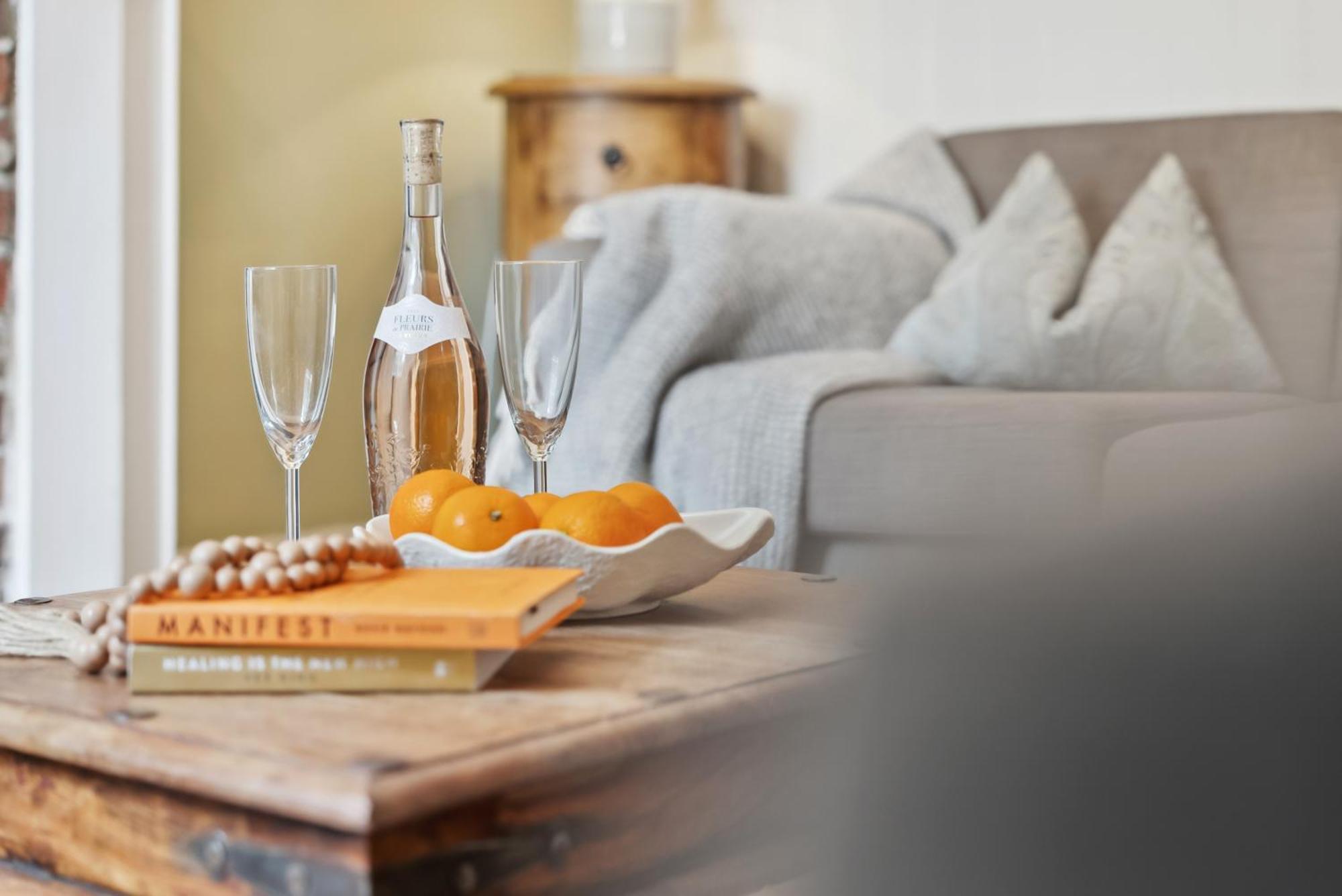 2 Bedrooms Stunning Westgate Retreat, Winchester, Free On-street Parking Permit, With Garden Close To Cathedral - Sleeps 6, Pets Are Welcome, Summer Special Offer! - By Blue Puffin Winchester