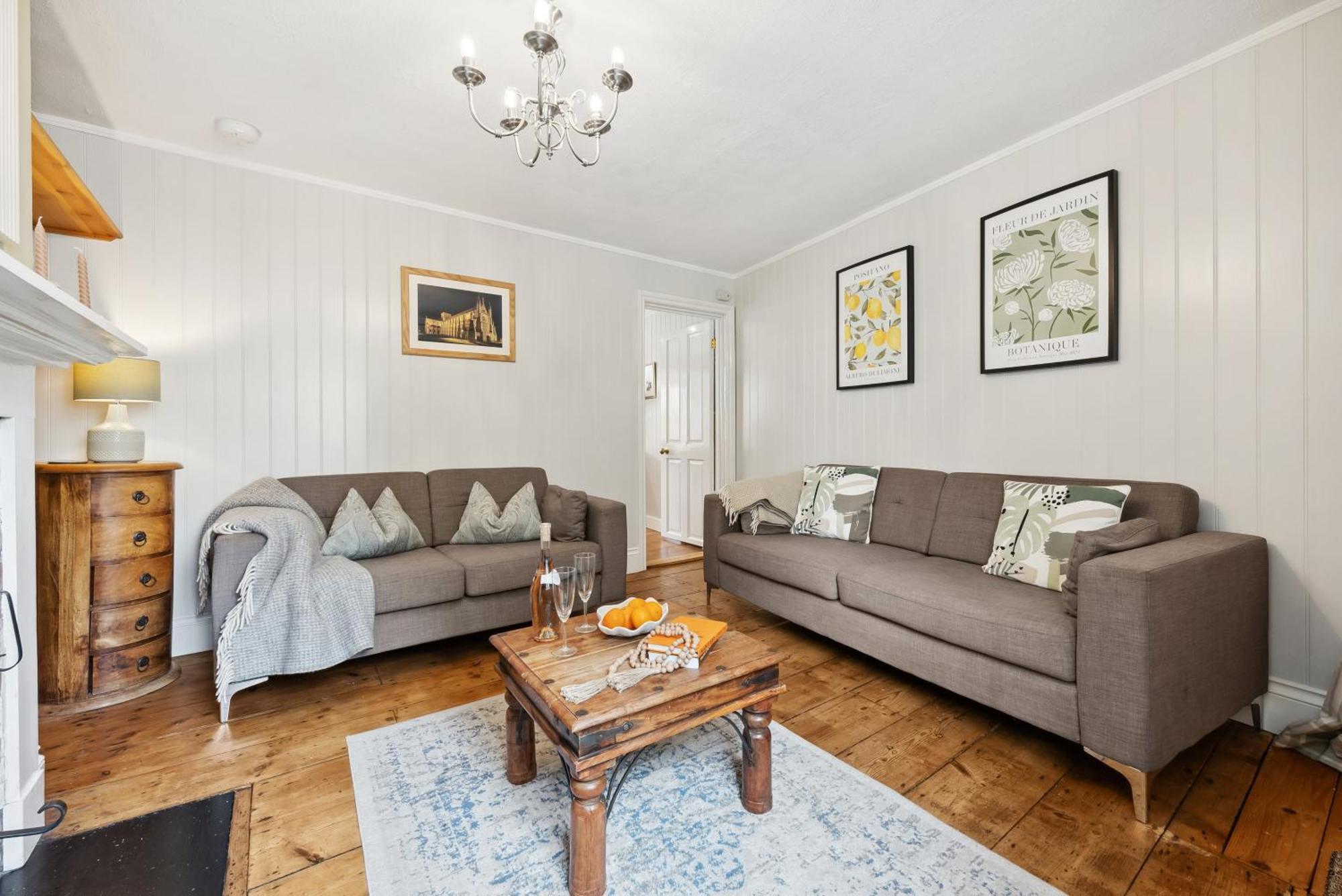 2 Bedrooms Stunning Westgate Retreat, Winchester, Free On-street Parking Permit, With Garden Close To Cathedral - Sleeps 6, Pets Are Welcome, Summer Special Offer! - By Blue Puffin * Winchester