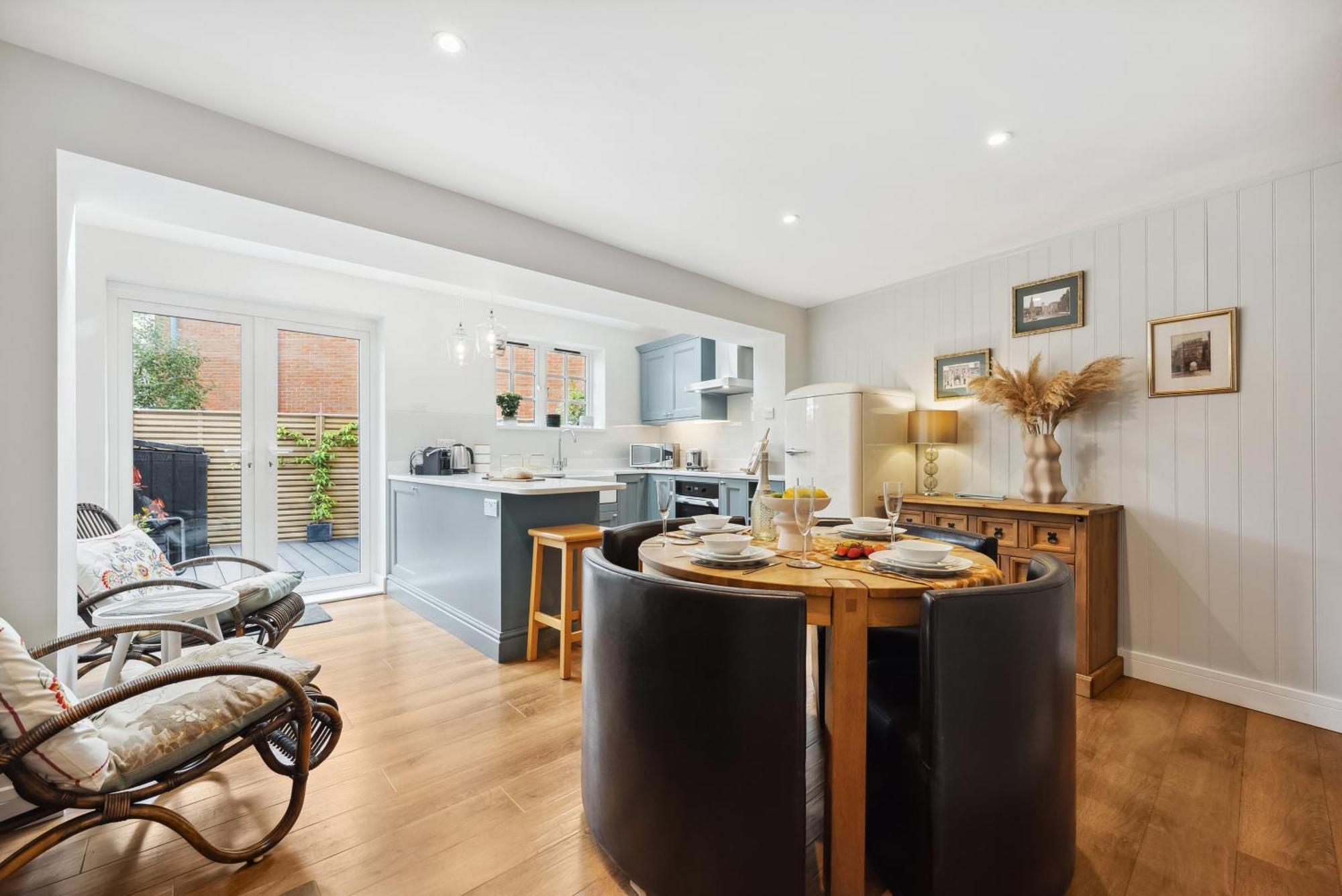 2 Bedrooms Stunning Westgate Retreat, Winchester, Free On-street Parking Permit, With Garden Close To Cathedral - Sleeps 6, Pets Are Welcome, Summer Special Offer! - By Blue Puffin
