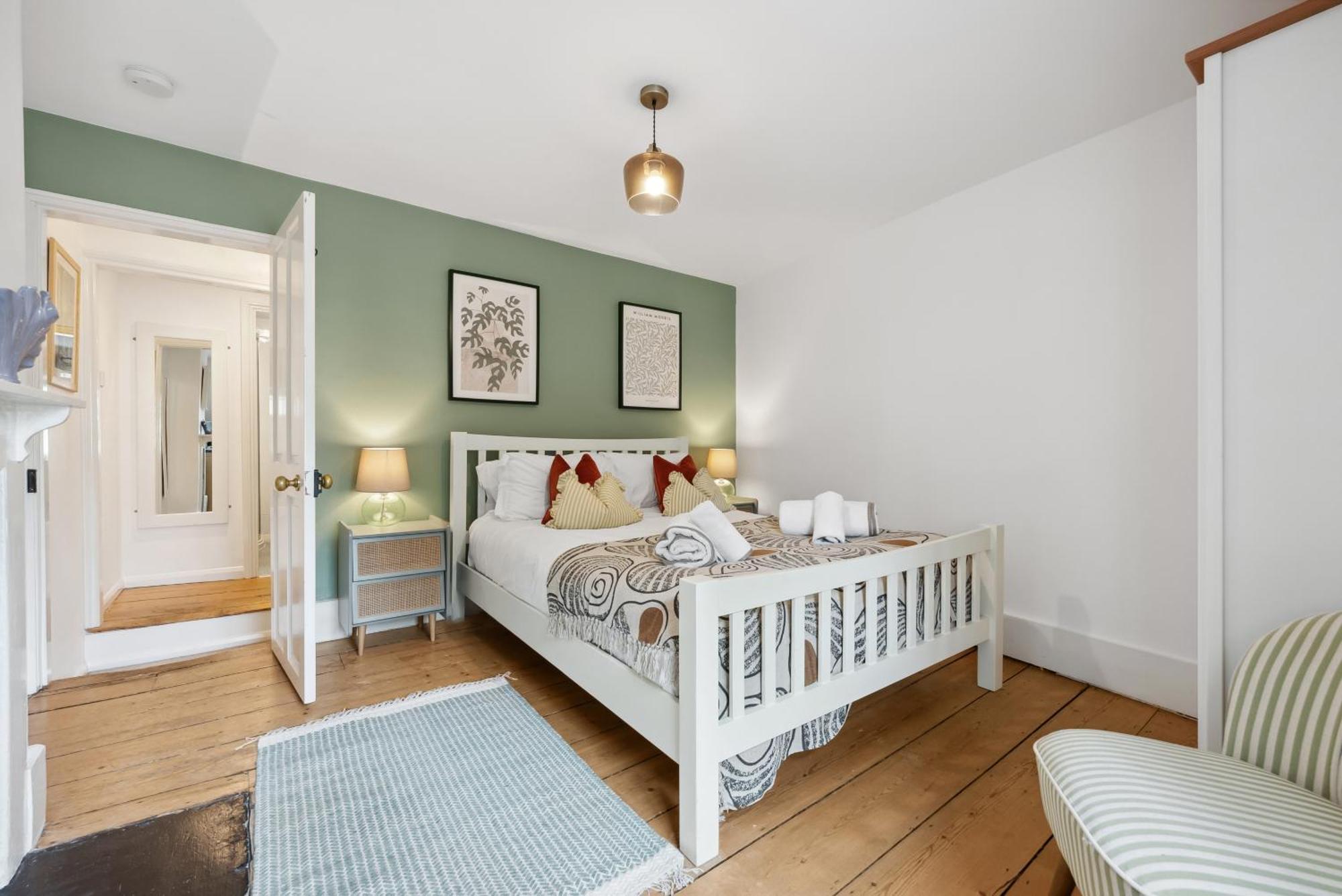 2 Bedrooms Stunning Westgate Retreat, Winchester, Free On-street Parking Permit, With Garden Close To Cathedral - Sleeps 6, Pets Are Welcome, Summer Special Offer! - By Blue Puffin Holiday home
