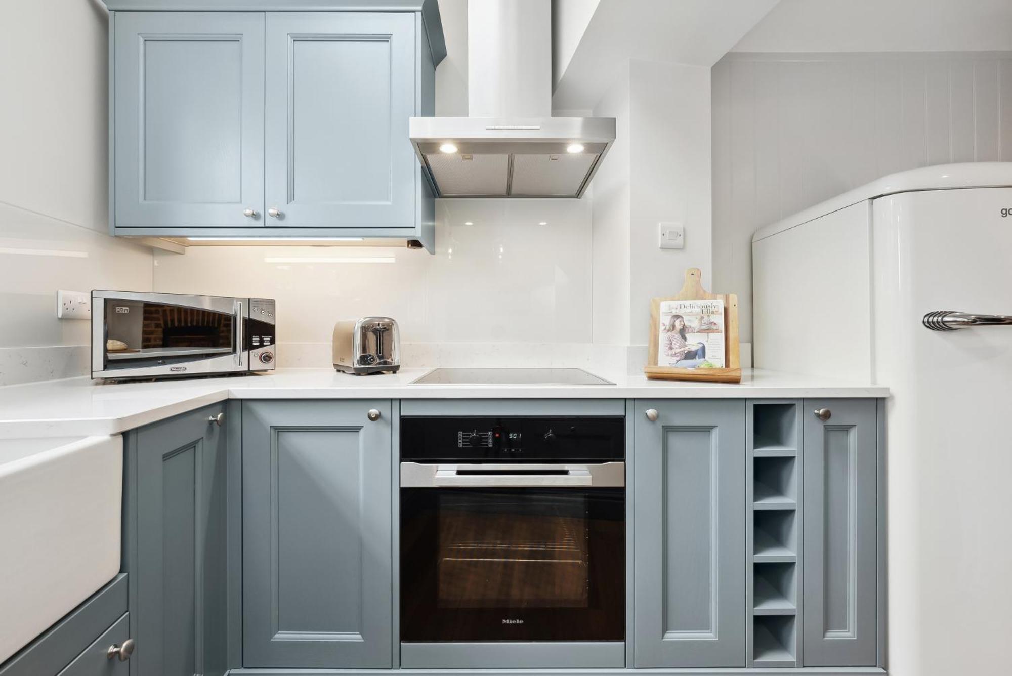 Holiday home 2 Bedrooms Stunning Westgate Retreat, Winchester, Free On-street Parking Permit, With Garden Close To Cathedral - Sleeps 6, Pets Are Welcome, Summer Special Offer! - By Blue Puffin