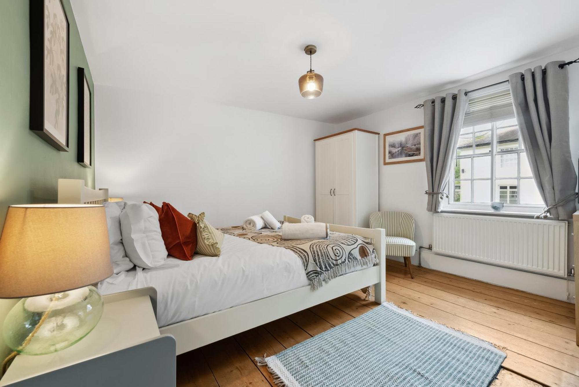 2 Bedrooms Stunning Westgate Retreat, Winchester, Free On-street Parking Permit, With Garden Close To Cathedral - Sleeps 6, Pets Are Welcome, Summer Special Offer! - By Blue Puffin Holiday home *
