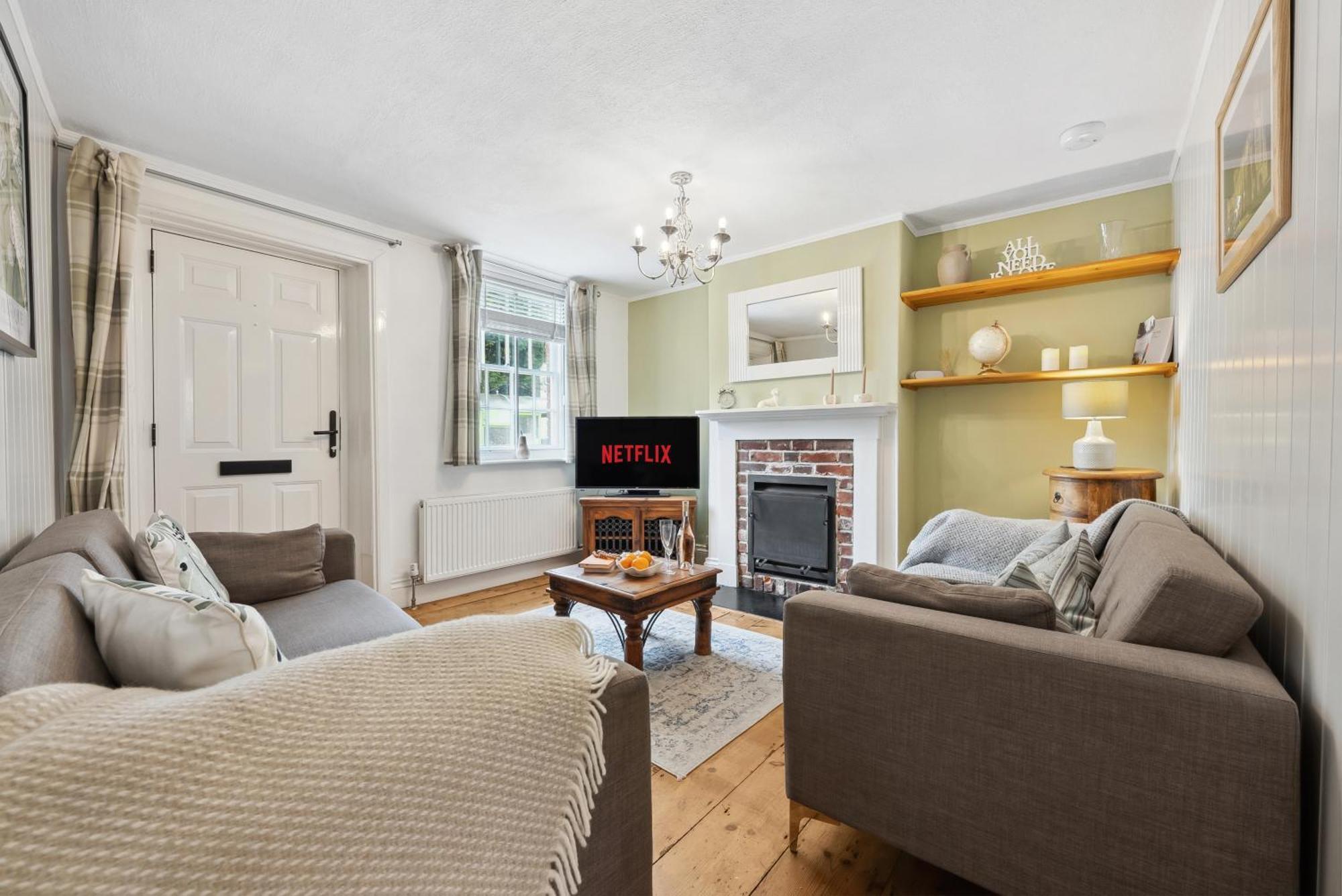 2 Bedrooms Stunning Westgate Retreat, Winchester, Free On-street Parking Permit, With Garden Close To Cathedral - Sleeps 6, Pets Are Welcome, Summer Special Offer! - By Blue Puffin Holiday home Winchester
