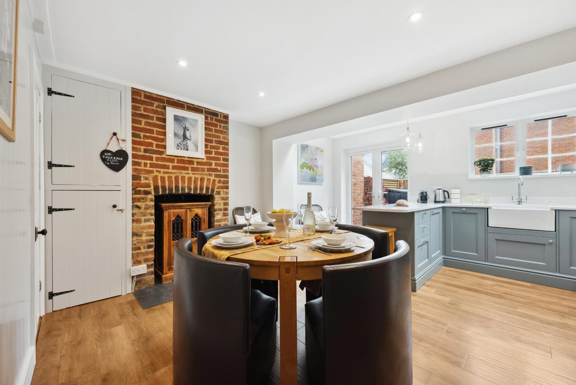 Holiday home 2 Bedrooms Stunning Westgate Retreat, Winchester, Free On-street Parking Permit, With Garden Close To Cathedral - Sleeps 6, Pets Are Welcome, Summer Special Offer! - By Blue Puffin Winchester