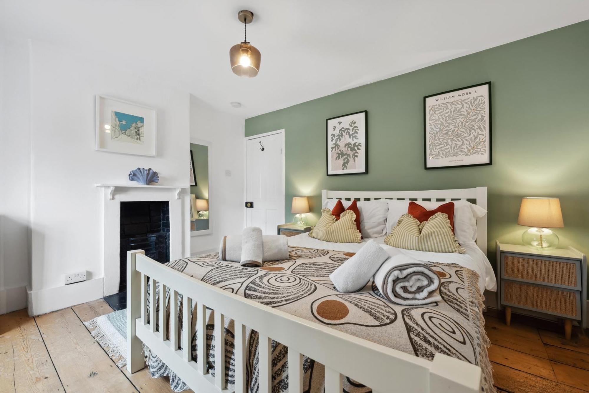 2 Bedrooms Stunning Westgate Retreat, Winchester, Free On-street Parking Permit, With Garden Close To Cathedral - Sleeps 6, Pets Are Welcome, Summer Special Offer! - By Blue Puffin *
