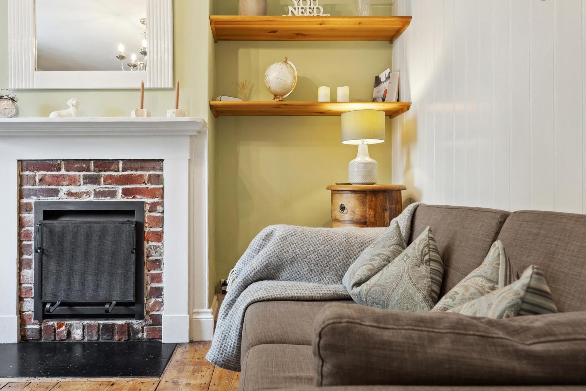 2 Bedrooms Stunning Westgate Retreat, Winchester, Free On-street Parking Permit, With Garden Close To Cathedral - Sleeps 6, Pets Are Welcome, Summer Special Offer! - By Blue Puffin Winchester