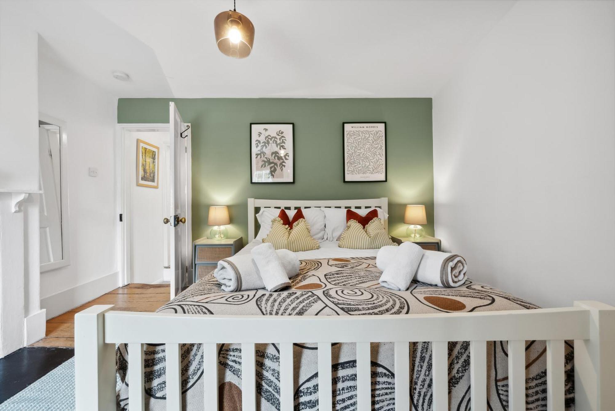 2 Bedrooms Stunning Westgate Retreat, Winchester, Free On-street Parking Permit, With Garden Close To Cathedral - Sleeps 6, Pets Are Welcome, Summer Special Offer! - By Blue Puffin