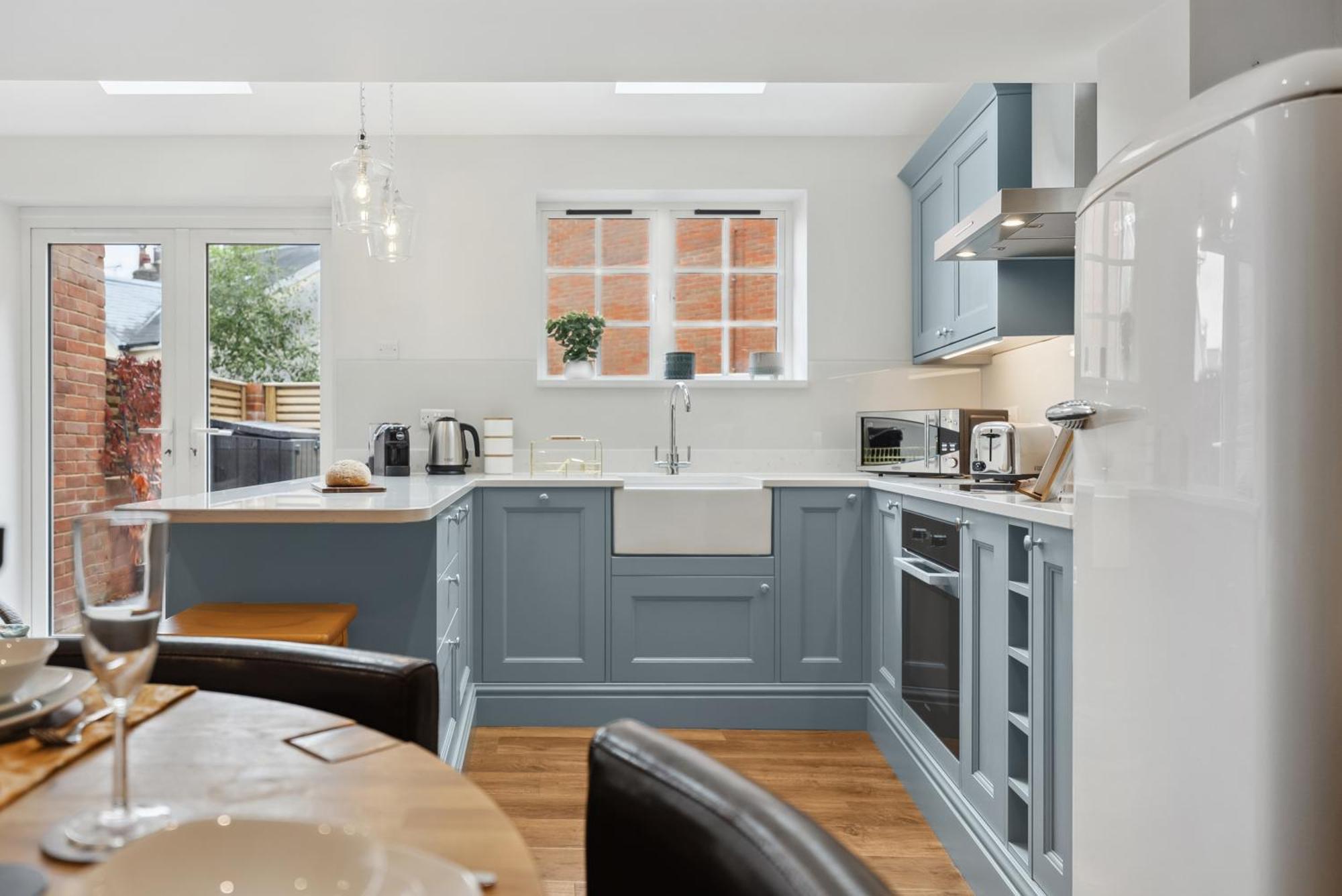 2 Bedrooms Stunning Westgate Retreat, Winchester, Free On-street Parking Permit, With Garden Close To Cathedral - Sleeps 6, Pets Are Welcome, Summer Special Offer! - By Blue Puffin Holiday home