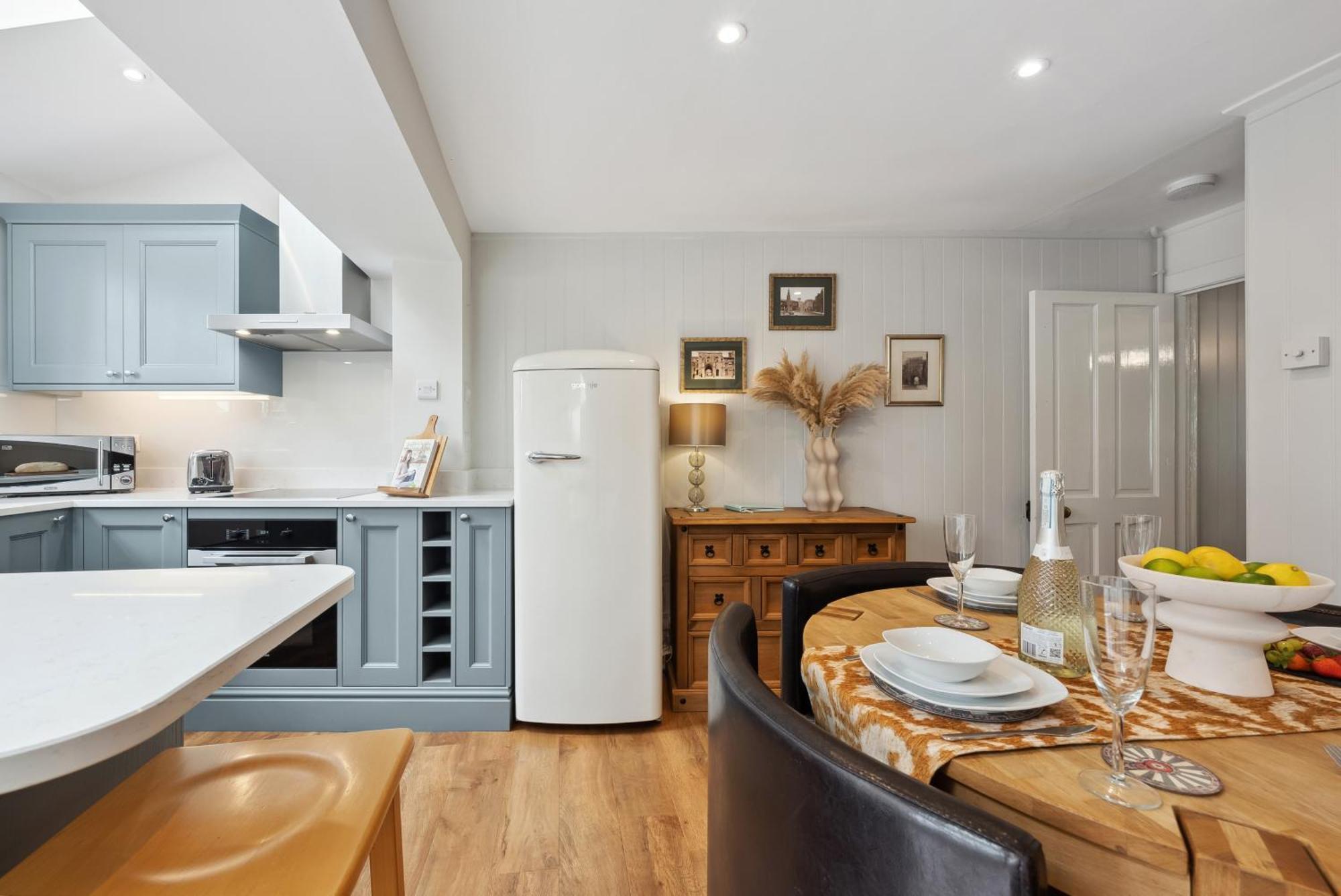 Holiday home 2 Bedrooms Stunning Westgate Retreat, Winchester, Free On-street Parking Permit, With Garden Close To Cathedral - Sleeps 6, Pets Are Welcome, Summer Special Offer! - By Blue Puffin
