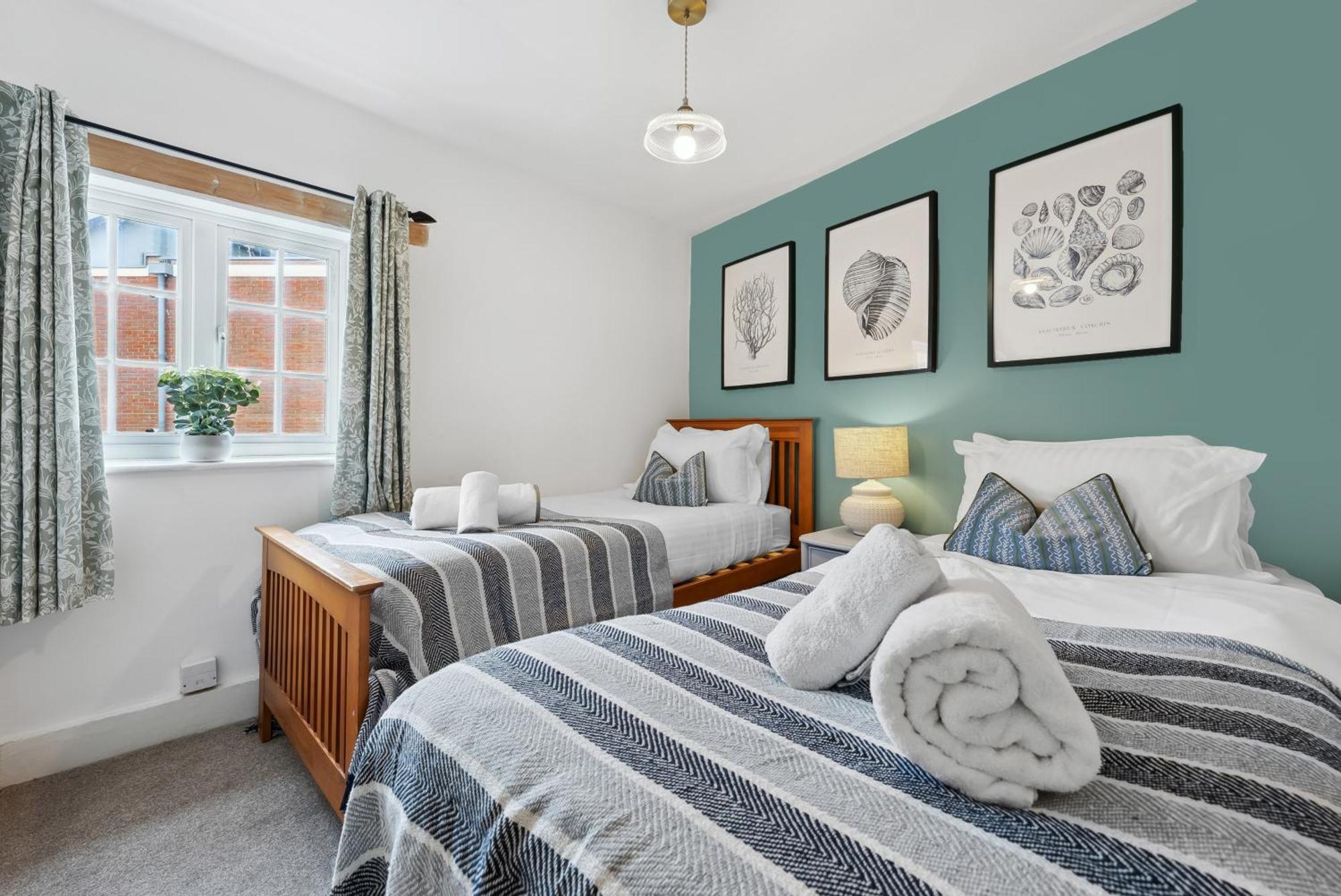 2 Bedrooms Stunning Westgate Retreat, Winchester, Free On-street Parking Permit, With Garden Close To Cathedral - Sleeps 6, Pets Are Welcome, Summer Special Offer! - By Blue Puffin Holiday home *