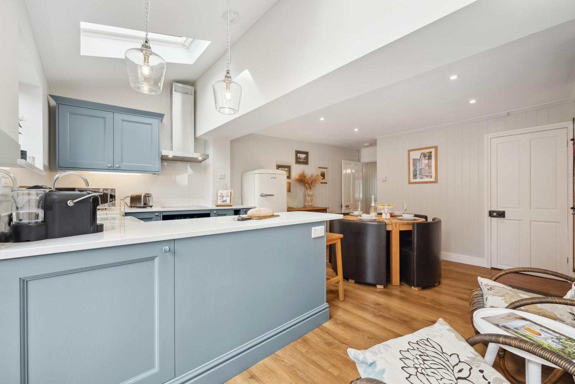 Holiday home 2 Bedrooms Stunning Westgate Retreat, Winchester, Free On-street Parking Permit, With Garden Close To Cathedral - Sleeps 6, Pets Are Welcome, Summer Special Offer! - By Blue Puffin *
