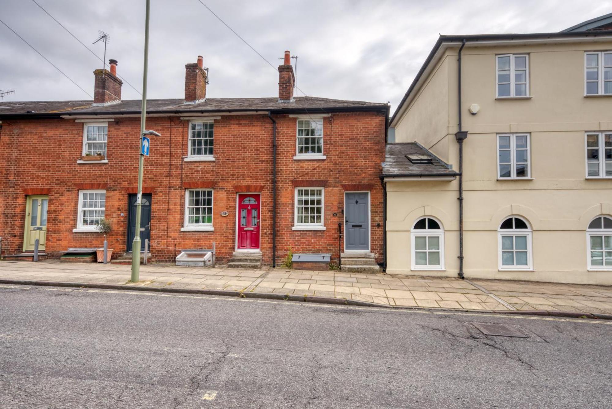 2 Bedrooms Stunning Westgate Retreat, Winchester, Free On-street Parking Permit, With Garden Close To Cathedral - Sleeps 6, Pets Are Welcome, Summer Special Offer! - By Blue Puffin Holiday home Winchester