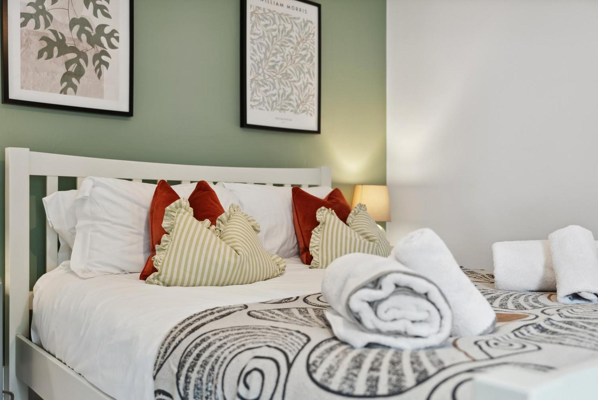 2 Bedrooms Stunning Westgate Retreat, Winchester, Free On-street Parking Permit, With Garden Close To Cathedral - Sleeps 6, Pets Are Welcome, Summer Special Offer! - By Blue Puffin *