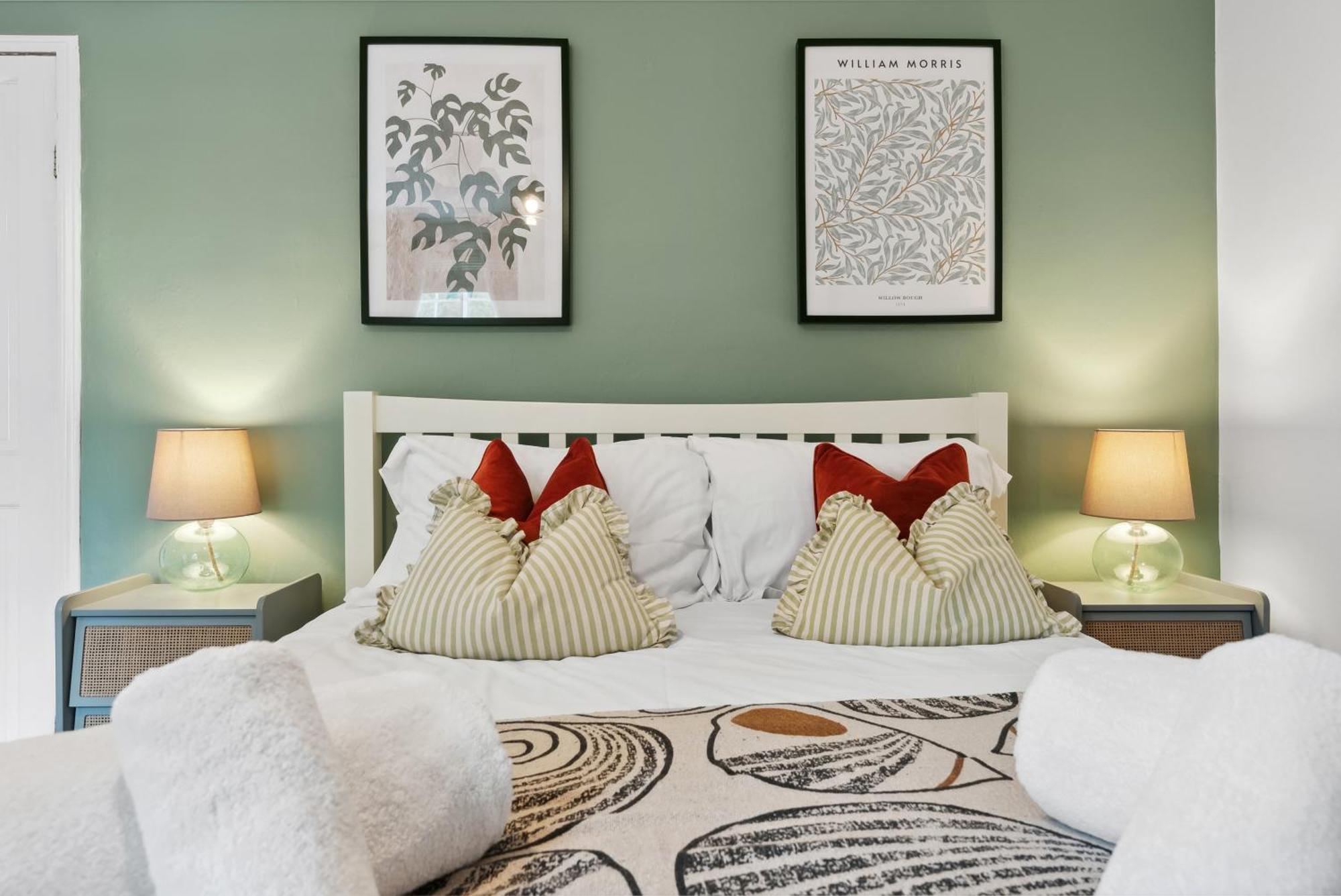 Holiday home 2 Bedrooms Stunning Westgate Retreat, Winchester, Free On-street Parking Permit, With Garden Close To Cathedral - Sleeps 6, Pets Are Welcome, Summer Special Offer! - By Blue Puffin