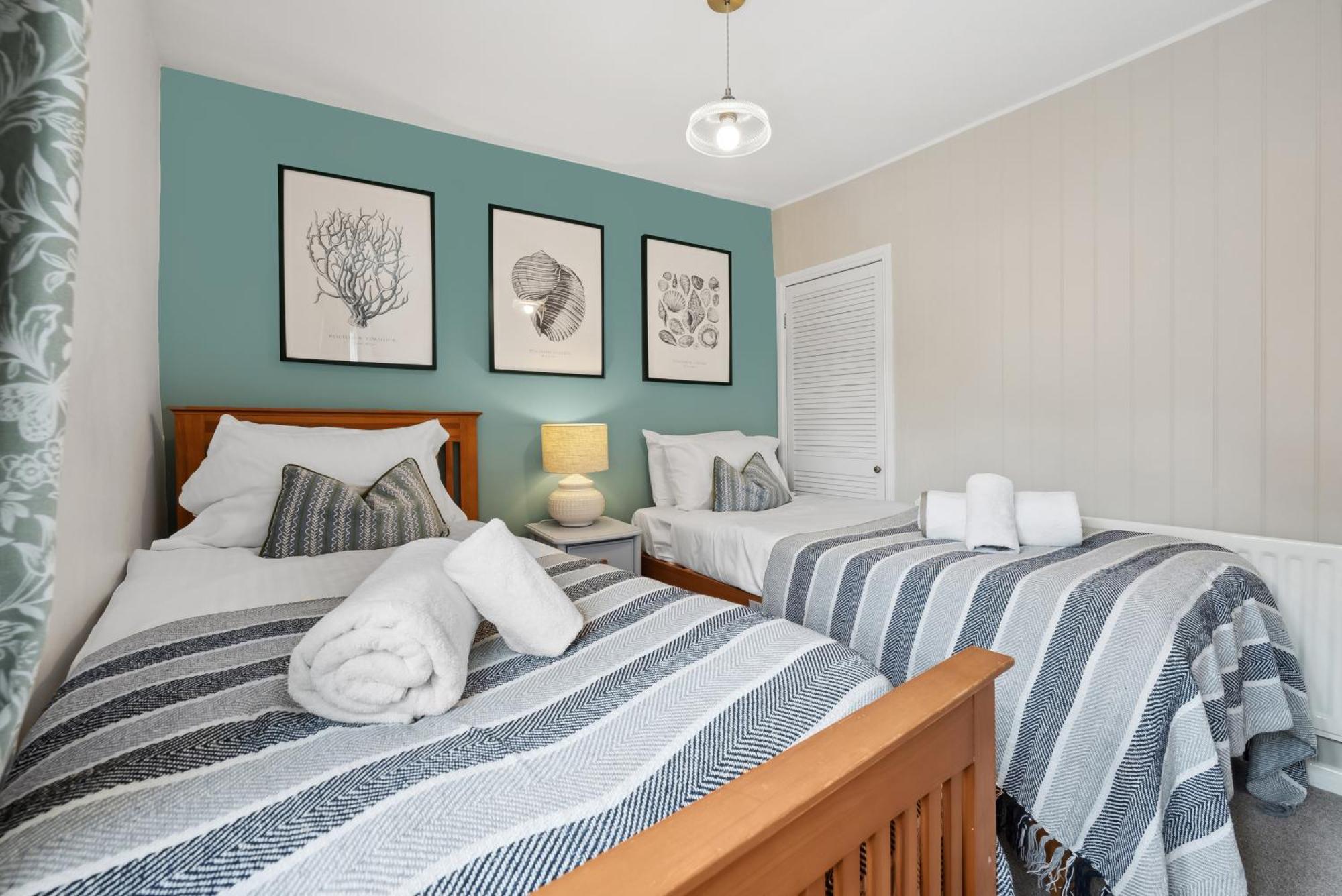 2 Bedrooms Stunning Westgate Retreat, Winchester, Free On-street Parking Permit, With Garden Close To Cathedral - Sleeps 6, Pets Are Welcome, Summer Special Offer! - By Blue Puffin Holiday home *