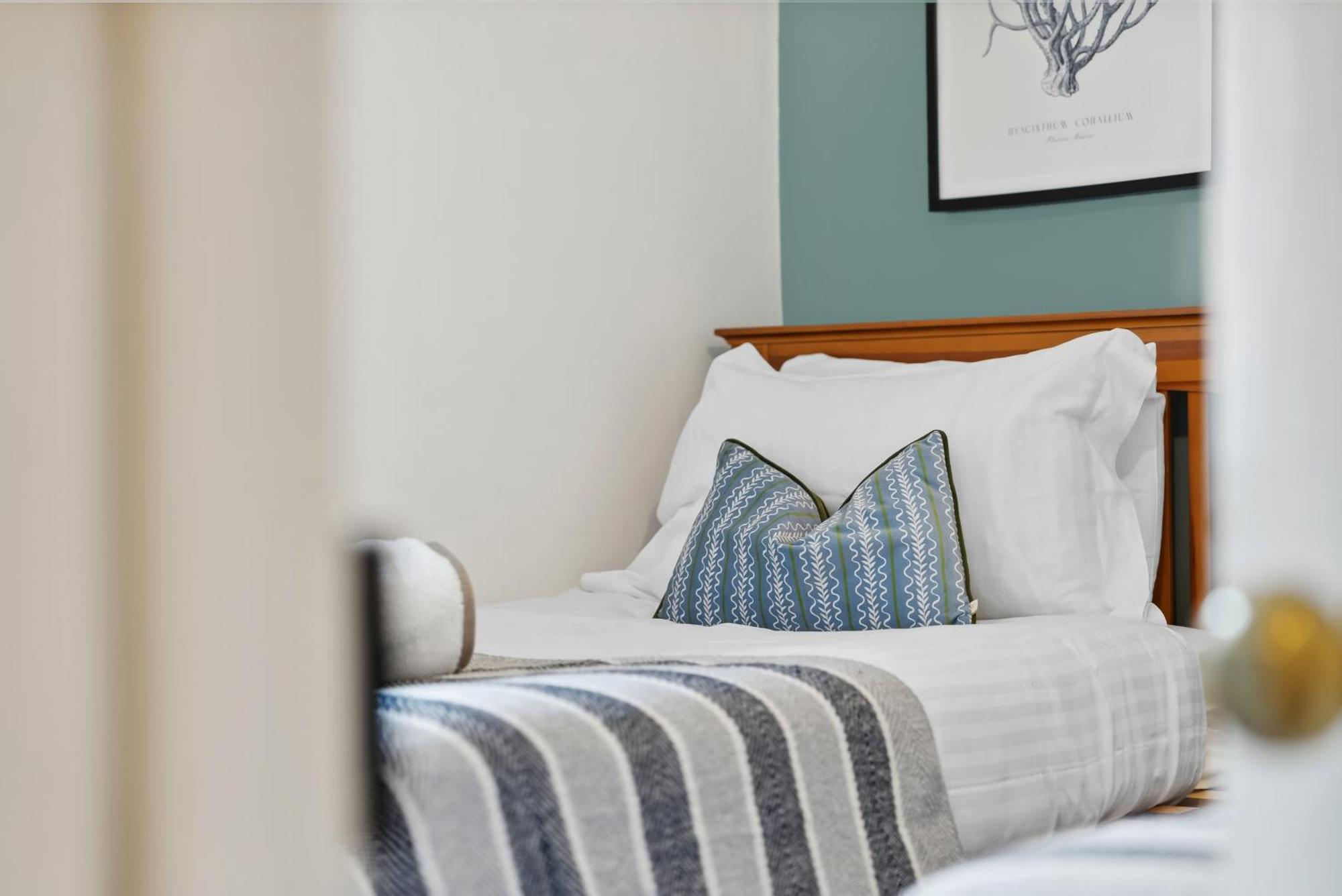 Holiday home 2 Bedrooms Stunning Westgate Retreat, Winchester, Free On-street Parking Permit, With Garden Close To Cathedral - Sleeps 6, Pets Are Welcome, Summer Special Offer! - By Blue Puffin Winchester