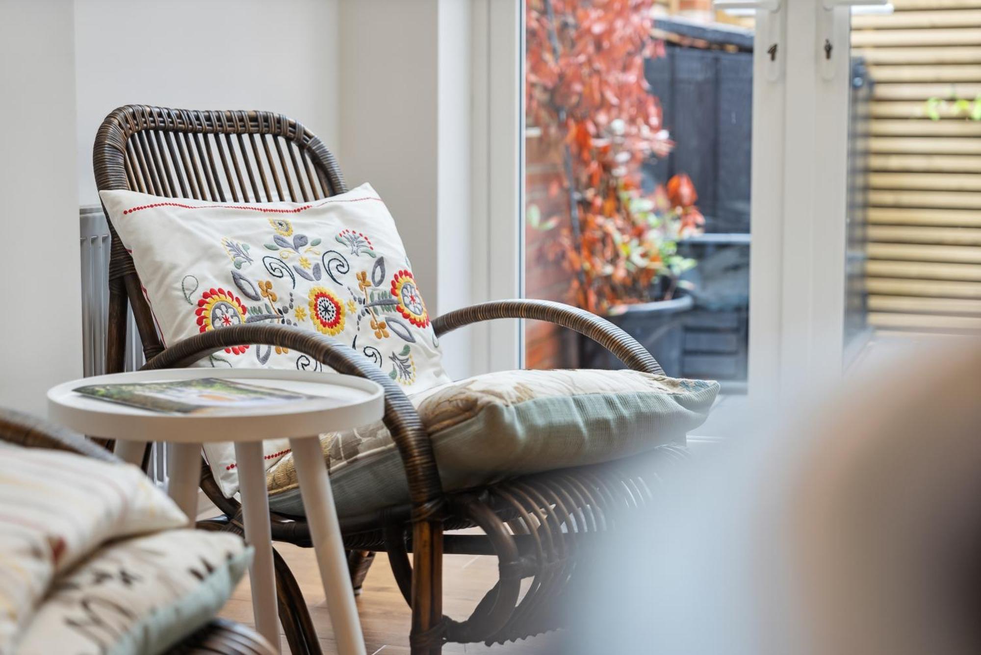 Holiday home 2 Bedrooms Stunning Westgate Retreat, Winchester, Free On-street Parking Permit, With Garden Close To Cathedral - Sleeps 6, Pets Are Welcome, Summer Special Offer! - By Blue Puffin