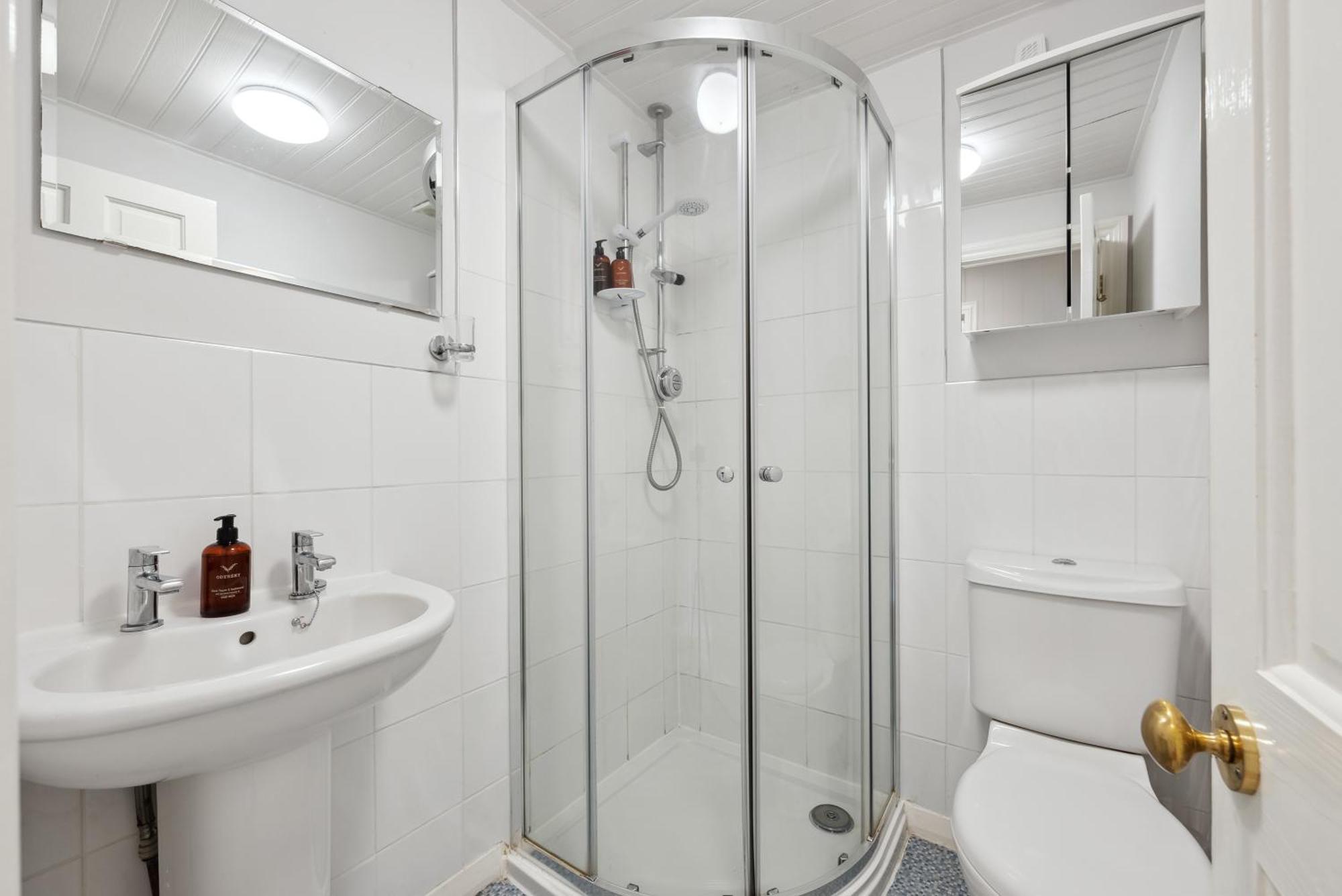 2 Bedrooms Stunning Westgate Retreat, Winchester, Free On-street Parking Permit, With Garden Close To Cathedral - Sleeps 6, Pets Are Welcome, Summer Special Offer! - By Blue Puffin Holiday home Winchester
