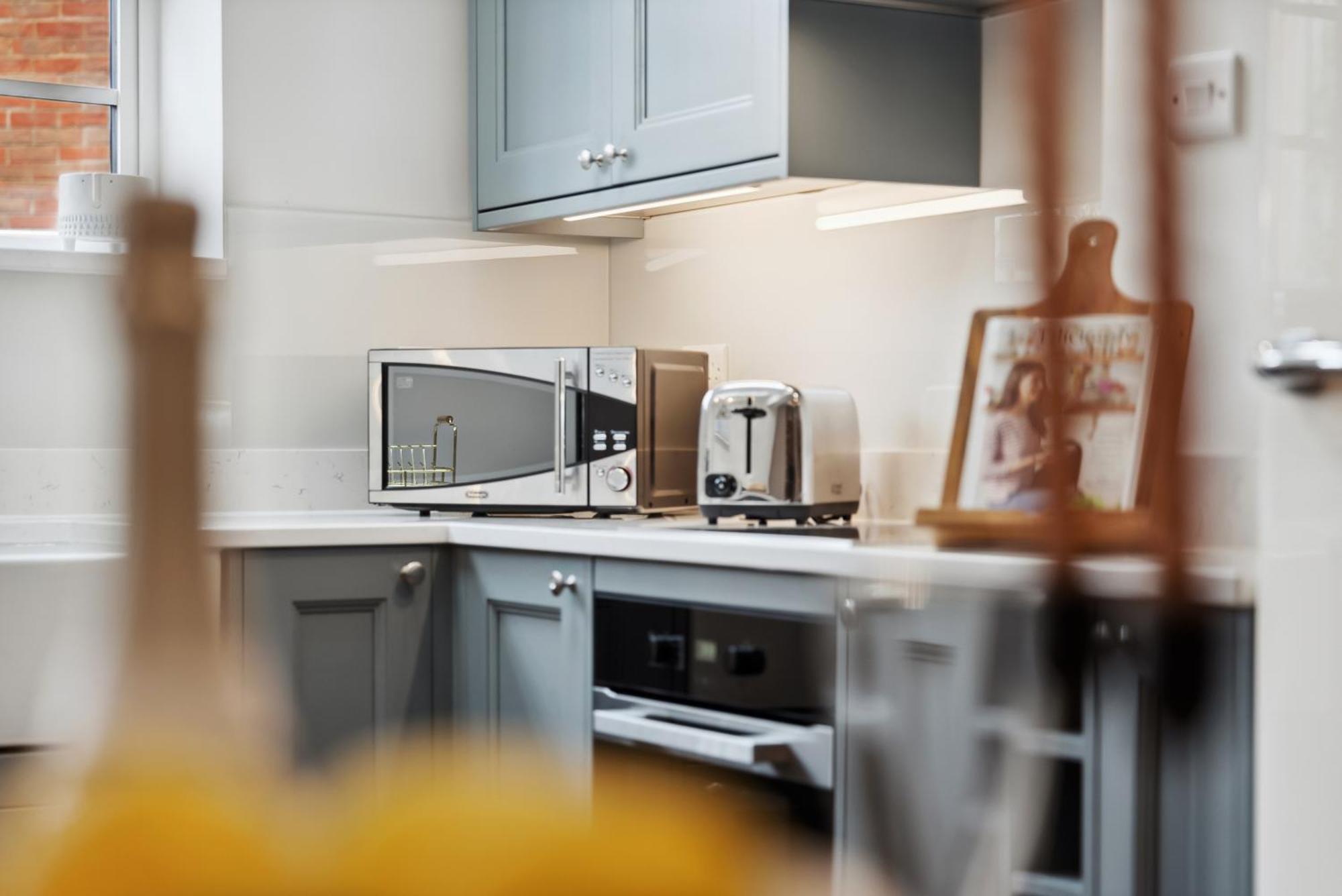 2 Bedrooms Stunning Westgate Retreat, Winchester, Free On-street Parking Permit, With Garden Close To Cathedral - Sleeps 6, Pets Are Welcome, Summer Special Offer! - By Blue Puffin *