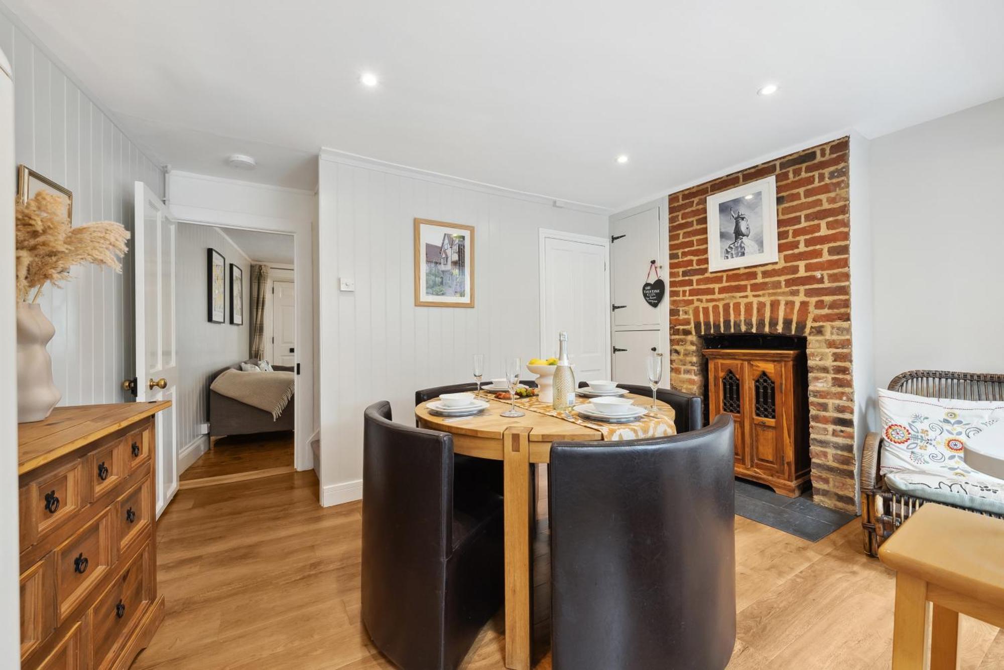 2 Bedrooms Stunning Westgate Retreat, Winchester, Free On-street Parking Permit, With Garden Close To Cathedral - Sleeps 6, Pets Are Welcome, Summer Special Offer! - By Blue Puffin Winchester